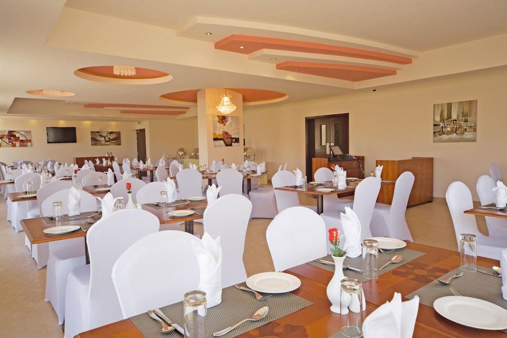 Centara Life Muscat Dunes Hotel Exteriör bild